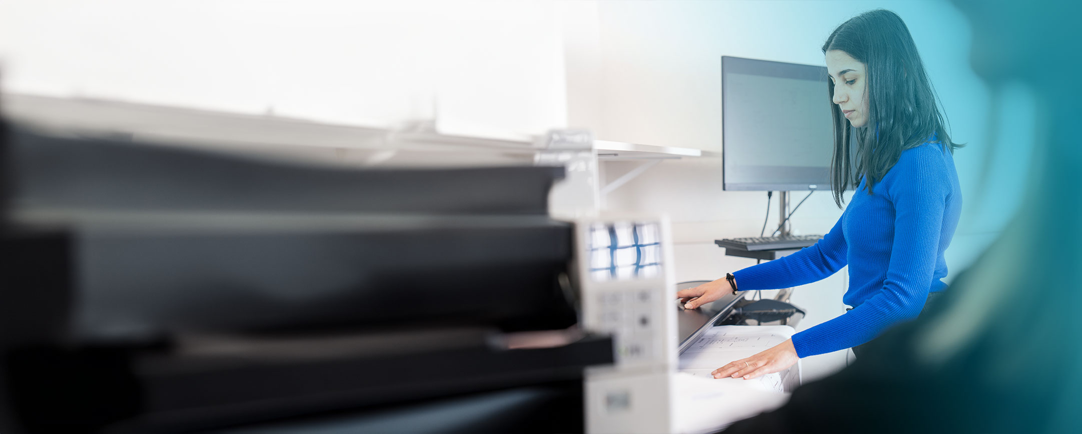Dipendente Evolve esegue dematerializzazione documenti certificata tramite la digitalizzazione documenti cartacei con le tecnologie Evolve
