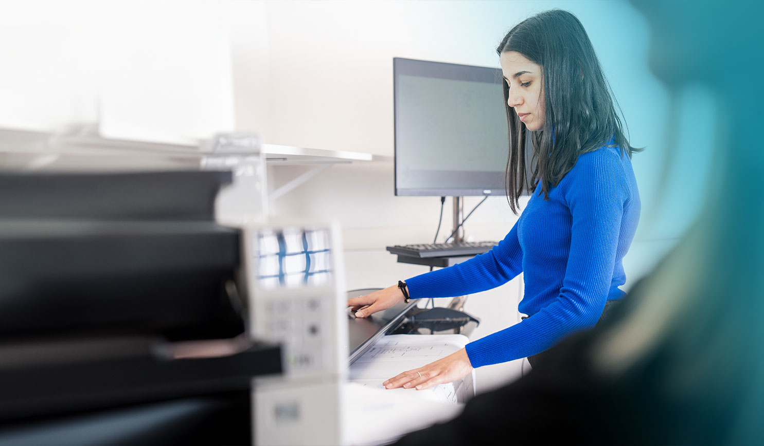 Dipendente Evolve esegue dematerializzazione documenti certificata tramite la digitalizzazione documenti cartacei con le tecnologie Evolve