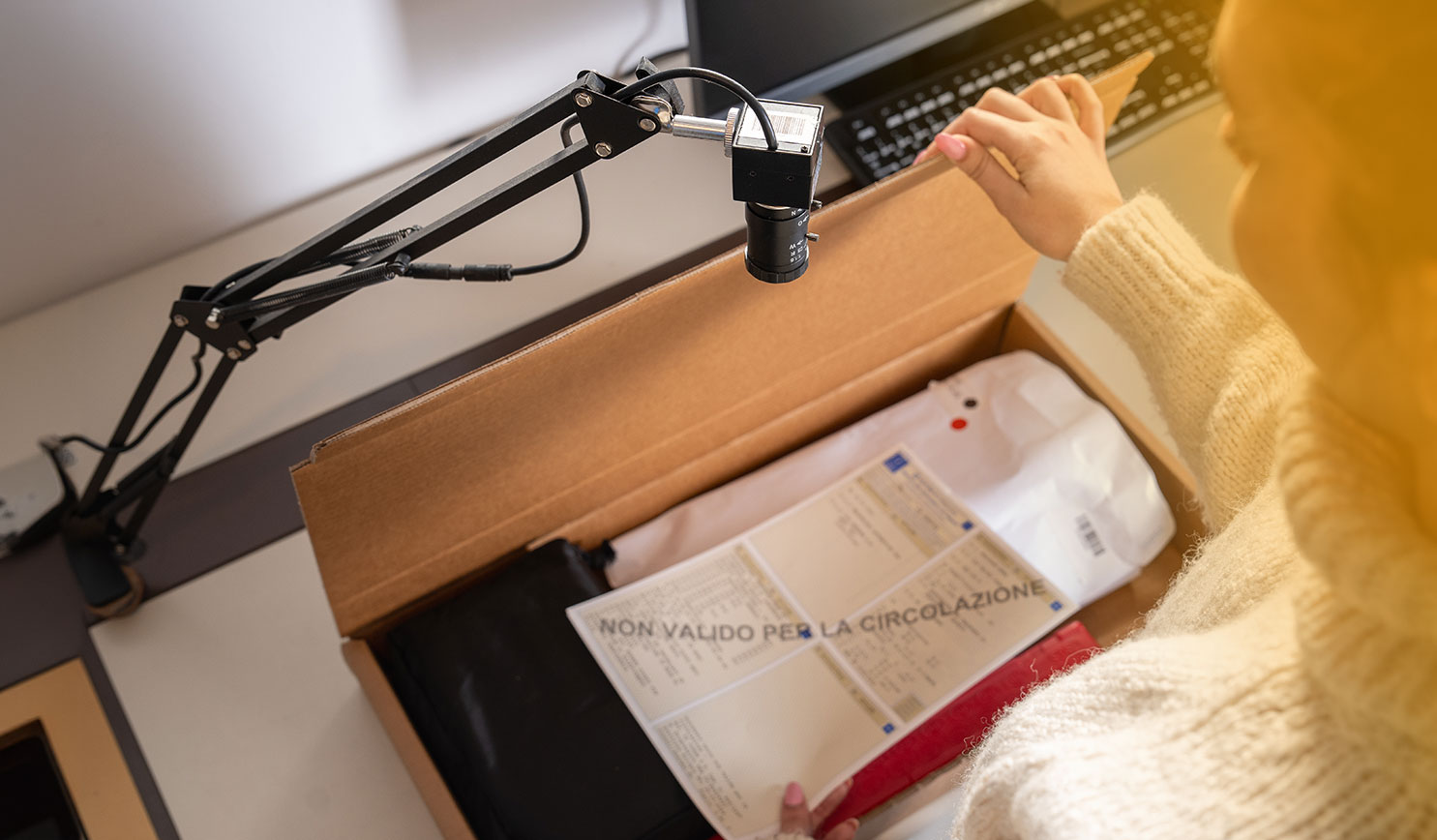 Operatrice Evolve durante un'attività di back office con strumenti per la gestione della logistica e sistemi di tracciabilità