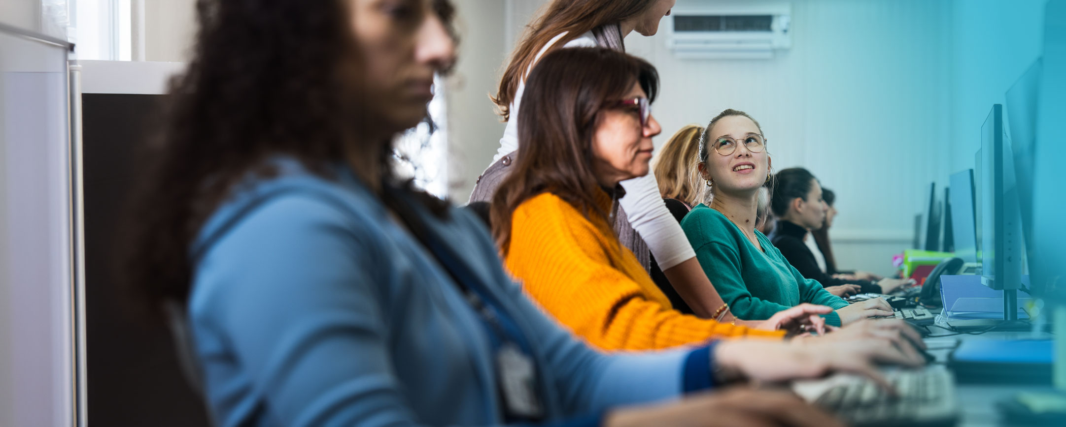 Immagine per sistema di stoccaggio documentale: ufficio Evolve con donne che lavorano davanti al pc