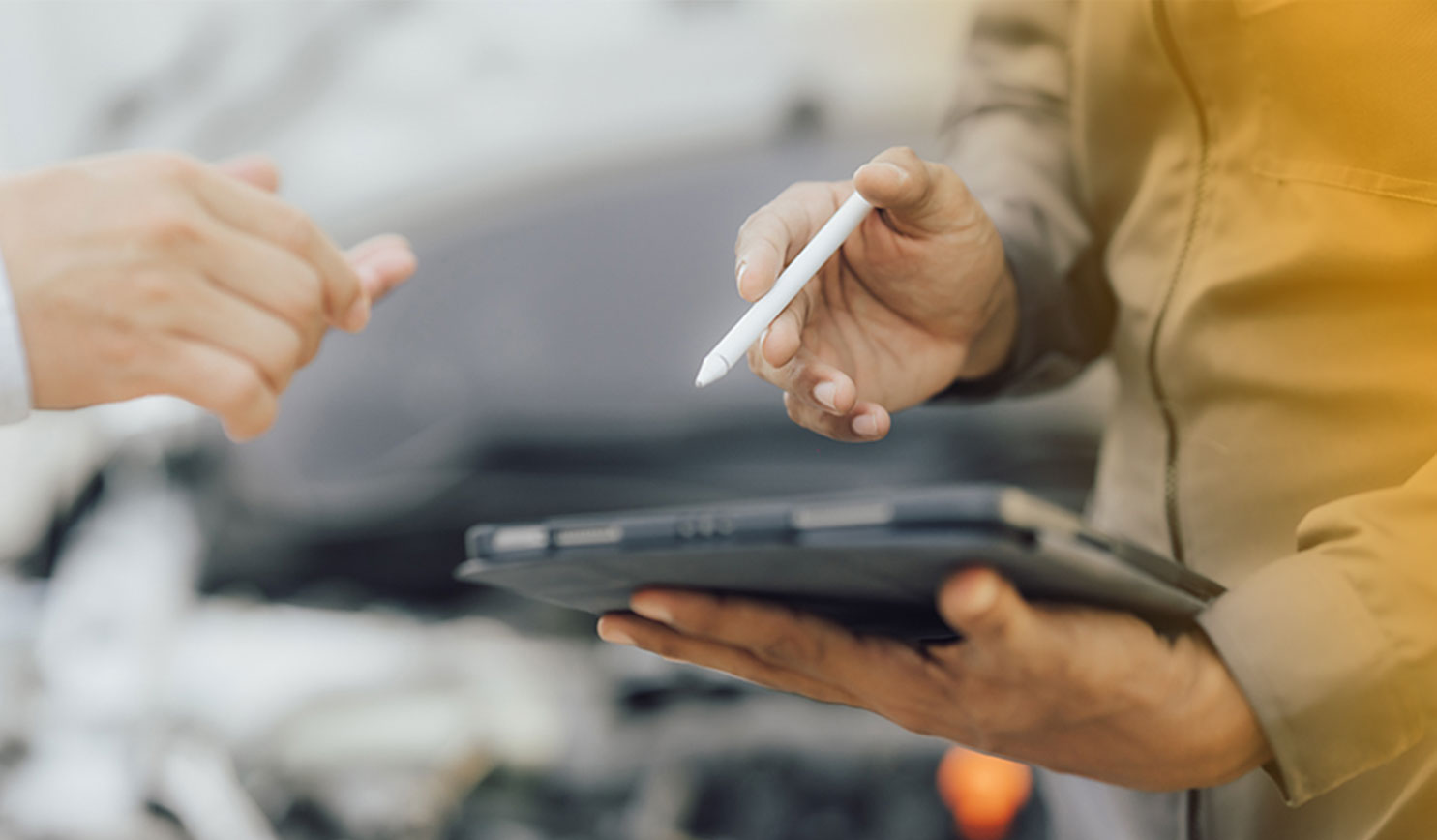 ispezioni-sul-lavoro-software-tracciabilità Un dipendente regge un tablet e una penna con cui segnare i dati estratti da ispezioni sul lavoro, tramite software tracciabilità