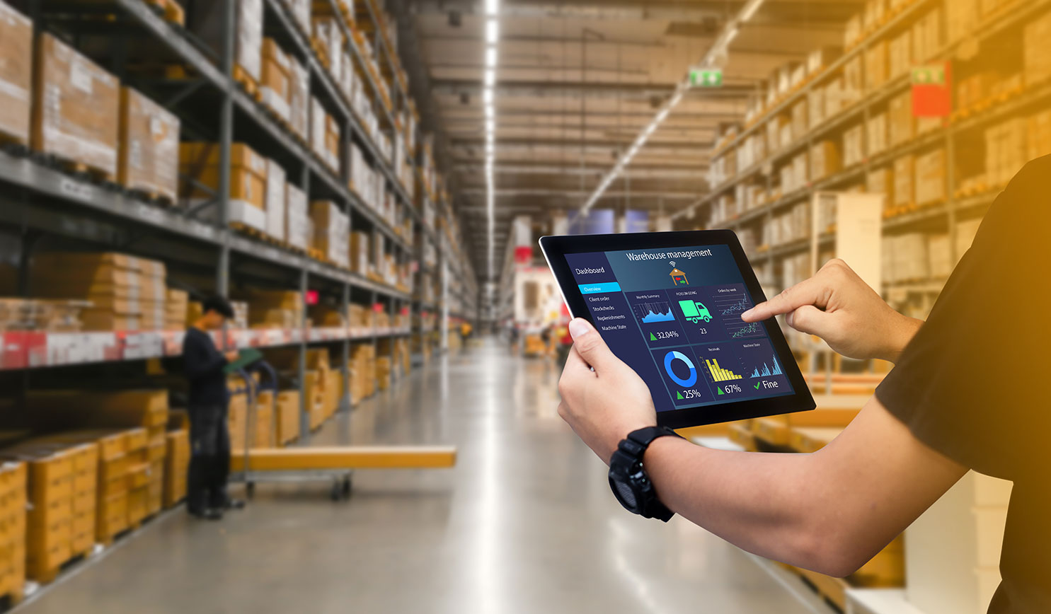 Dipendente Evolve usa software tracciabilità e logistica su tablet in magazzino per l'organizzazione logistica.