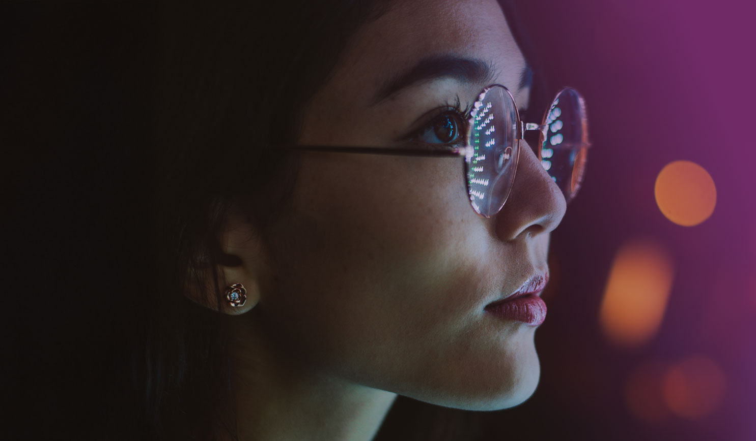 Primo piano sul volto di una ragazza che si occupa dei software per la gestione documentale di Evolve