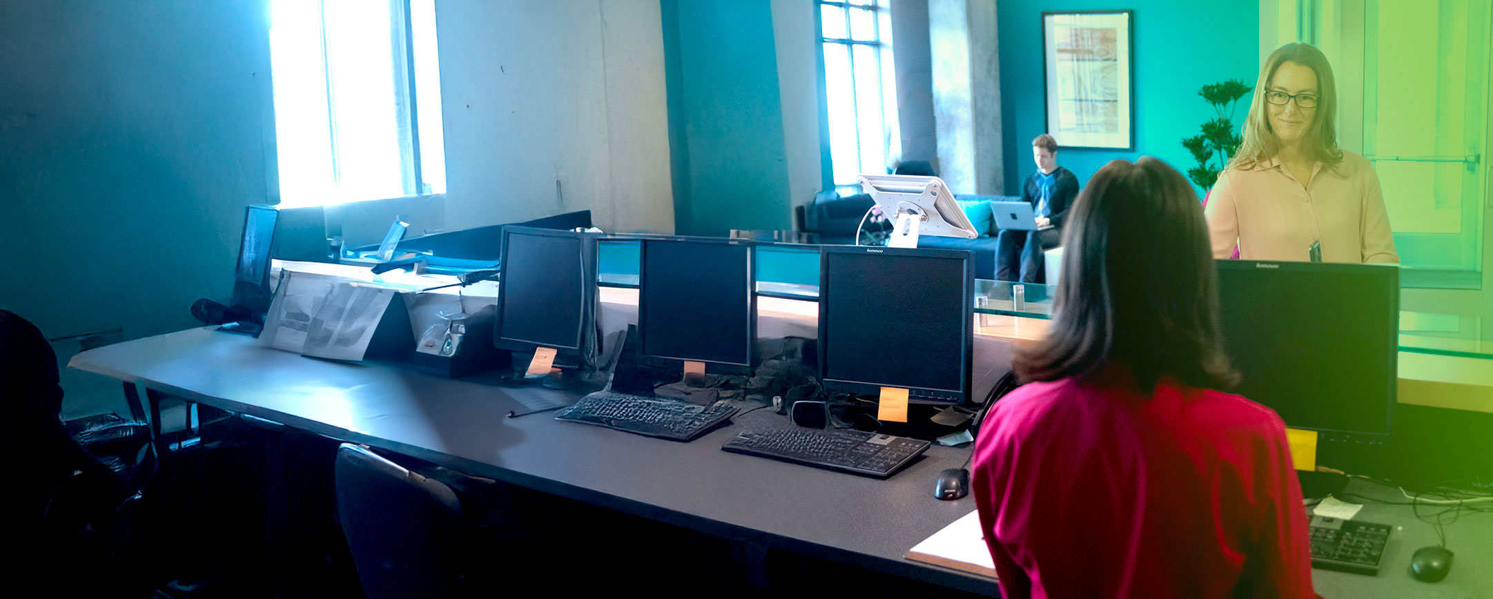 Dipendente Ente Partecipati al computer per organizzare documenti e garantire sicurezza e protezione dei dati e conservazione a norma