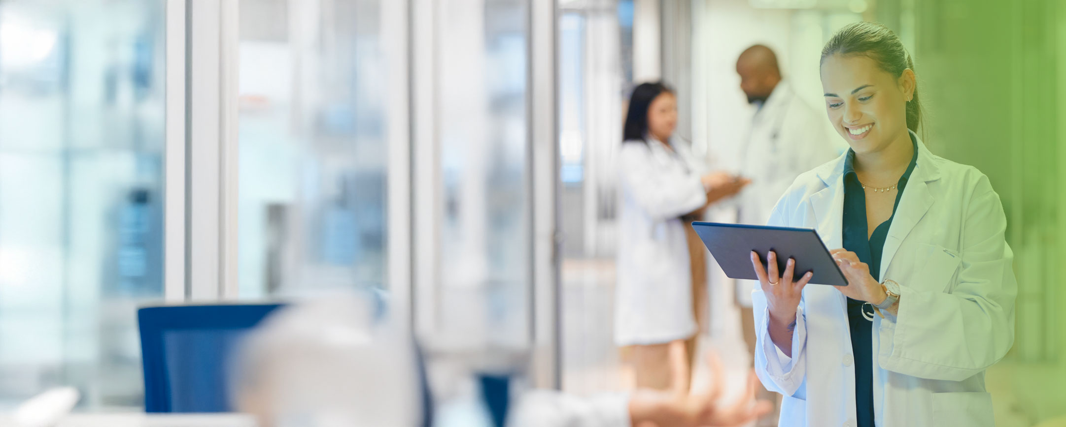 gestione-cartelle-cliniche-digitalizzazione-ssanita-privata Dipendente sanitaria con in mano tablet: digitalizzazione sanità privata, gestione cartelle cliniche
